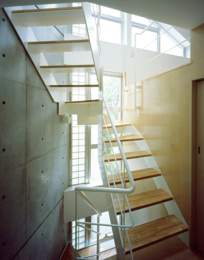 トップライトと背面の全面窓で明るい階段スペース