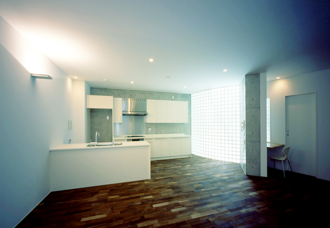 ガラスブロックから優しい光が入るLDK