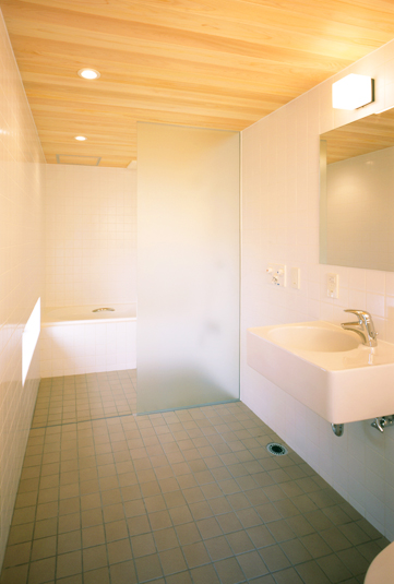 テラスに向けた窓がアクセントのシンプルな水まわり