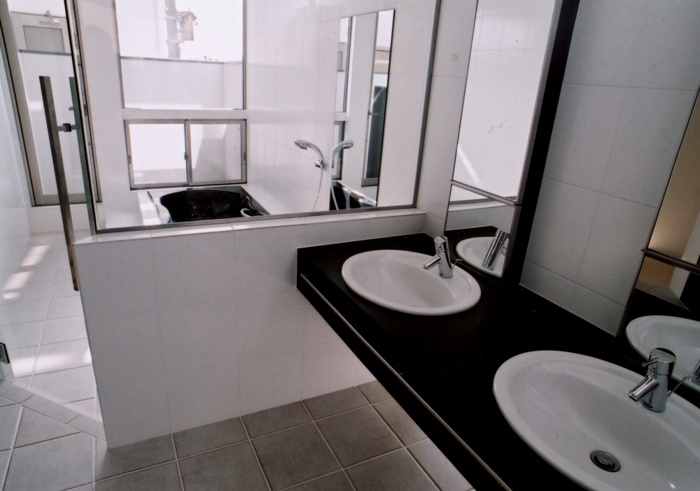 テラスにつながる、大きめにとった窓が心地よい洗面所・浴室