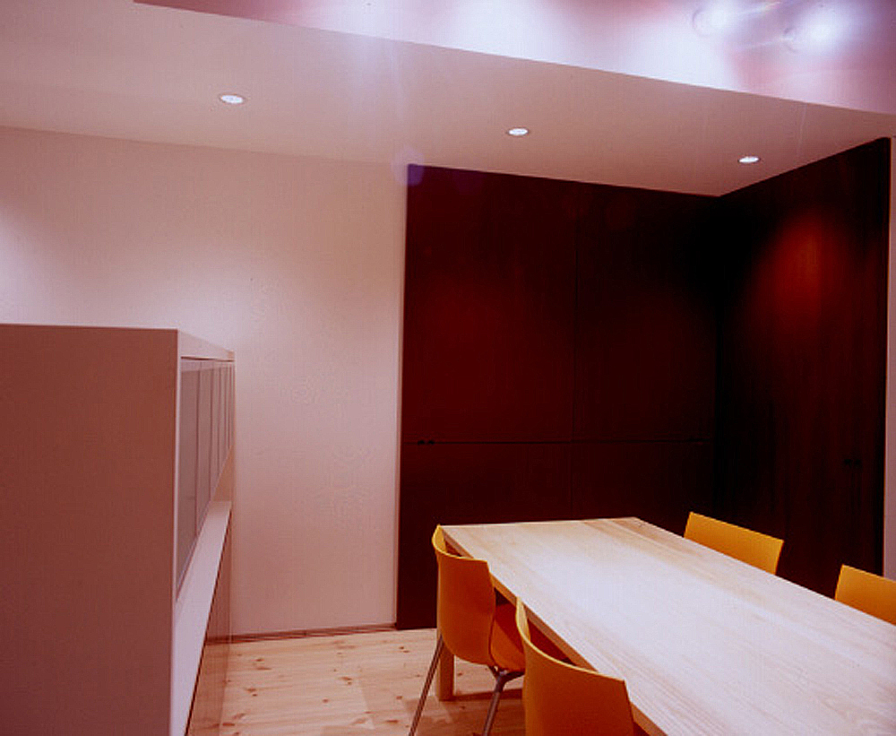 引き戸を閉じれば、コンパクトながらも立体感のあるダイニングが完成する