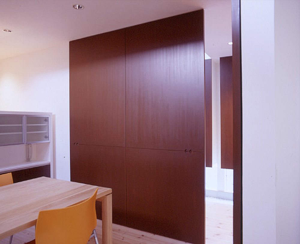 用途を意識させない見事なデザインの、天井高まである幅のある引き戸