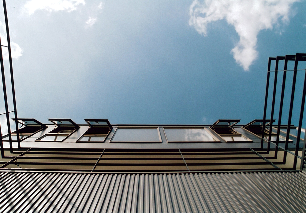 庇を作らず凹凸を少なくした、ディティールにこだわった外壁