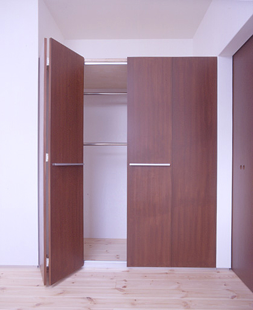 無駄な空間を作らないように2段にポールを通したシンプルなウォーキングクロゼット