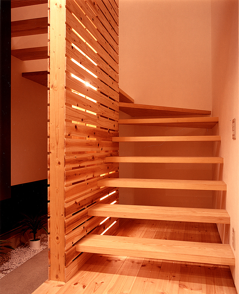 肌目の美しい柔らかさのある無垢の木が、どこか懐かしさの漂う階段周り