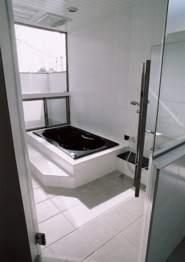 月夜の美しさを感じながら、アロマキャンドルを楽しみたい広さのある浴室