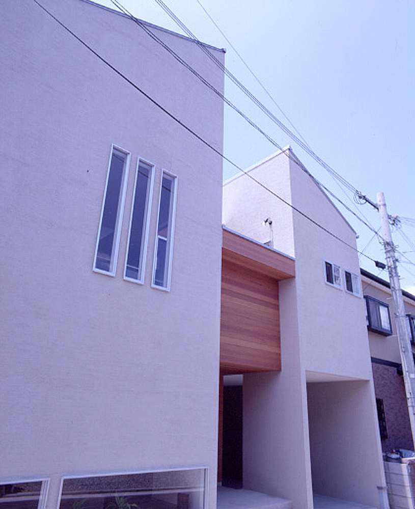 道路面は窓を少なくしつつも、テラスから燦々と太陽の光を取り入れる自然素材を使用した外観