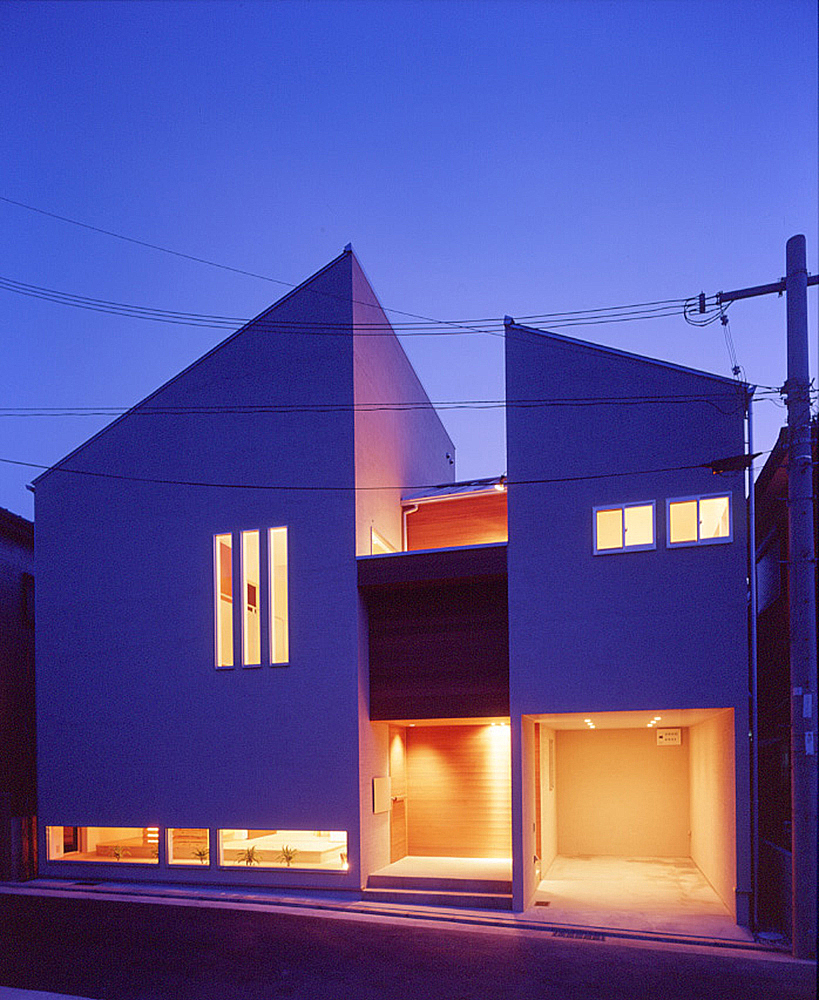 ウッドテラス下は庇の代わりとなる、現代的でありながらも懐かしさを感じる外観