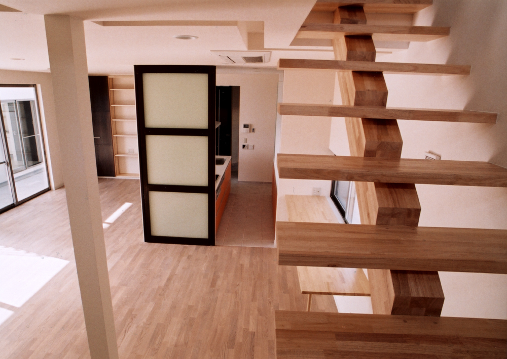 必要に応じて個室になる、天井まであるキッチン引き戸