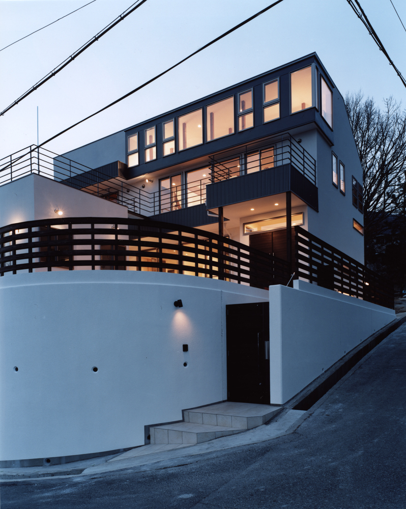 視線を遮りつつ神戸の街並を独り占めできる、傾斜を利用した外観