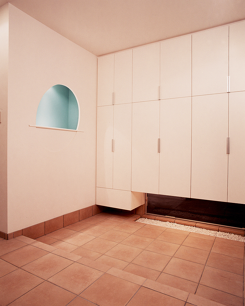 色彩を落とし込むことにより潤いのある空間になった、収納力のある玄関ホール