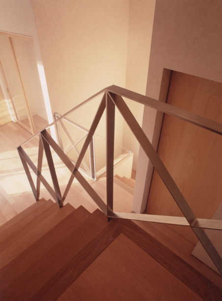 踊り場に２種類の木材を使用した、スキップフロアをつなぐ階段