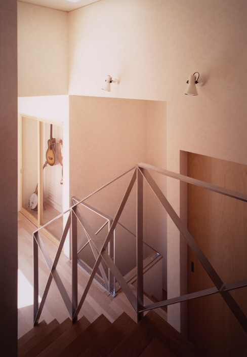 優しい木使いの空間に、ステンレスの手すりで引き締めた階段周り