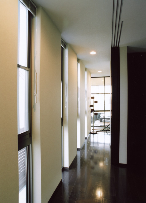 等間隔に並ぶ細長い窓が、廊下にリズムを与えてくれる