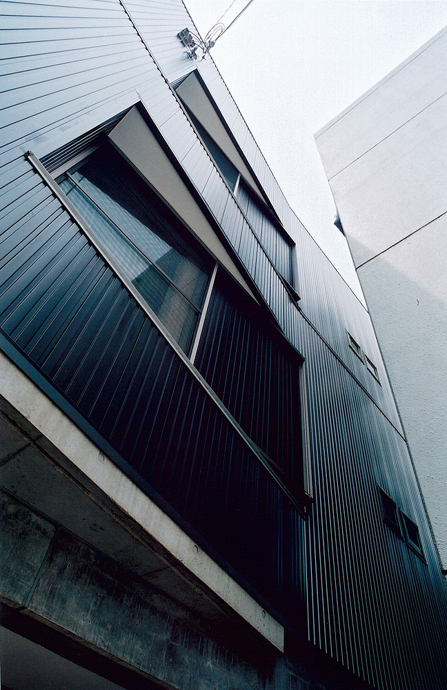 ファサードから傾斜をつけて配置された、デザインと庇の機能をもった窓周り