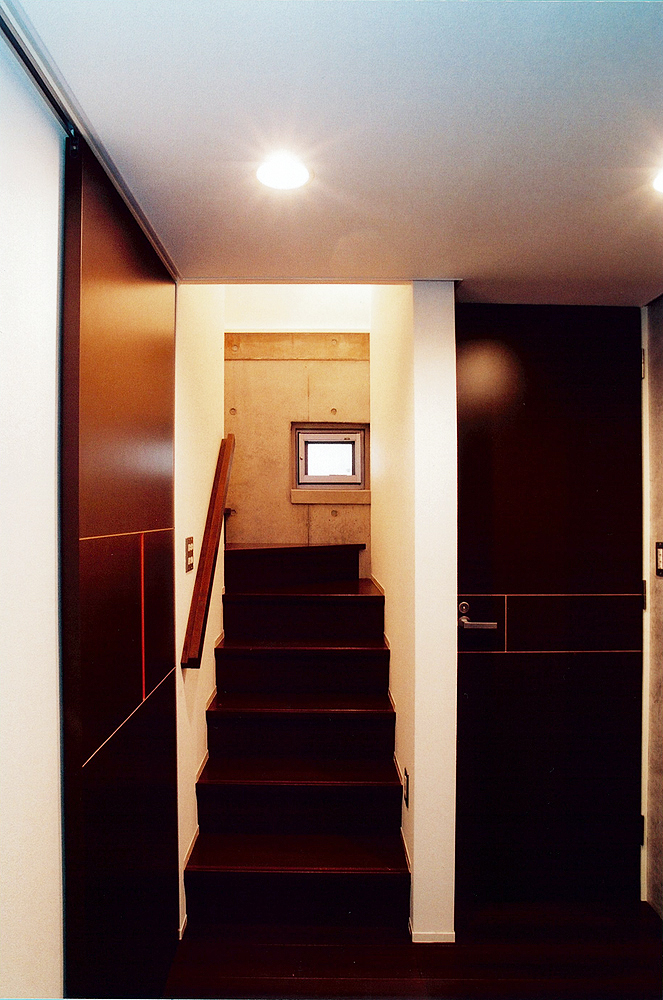 鉄筋コンクリート造を利用した、コンクリートむき出しの味わいを感じる階段周り