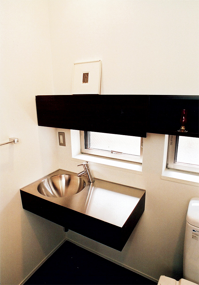 ステンレストップとボウル部分が一体化した、トイレ内手洗い場所