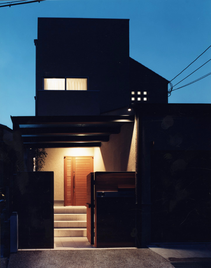 玄関アプローチ階段付近を照らすダウンライトが、優しい光で住人の帰宅を待つ