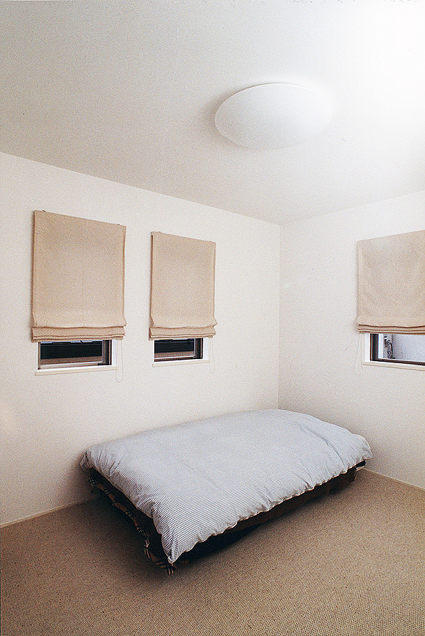 ２面に同サイズ窓を用いてリズムを出した、シンプルな寝室