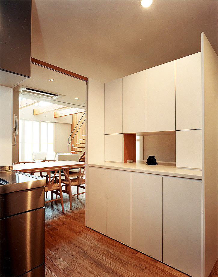 廊下通路壁とキッチン収納を兼ねた、２つの顔を持つ造作家具