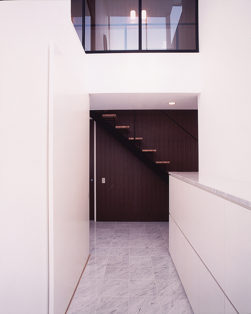 天井高のある吹き抜けと 大理石風のタイルが まるでホテルフロントのような玄関ホール Fevecasa フェブカーサ