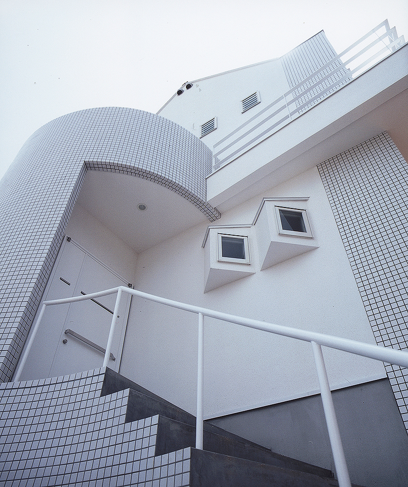 モザイクタイル・サイディングなどの色をホワイトで統一した、かわいらしさのある外観