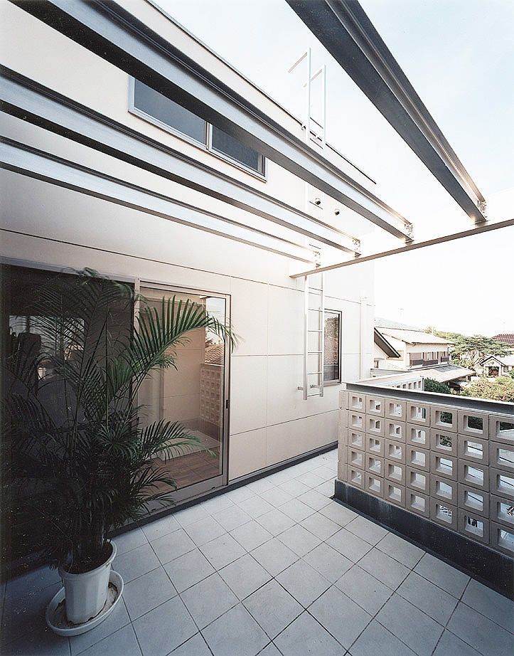 沖縄の外壁をイメージさせる、広く開放的なテラス・バルコニー