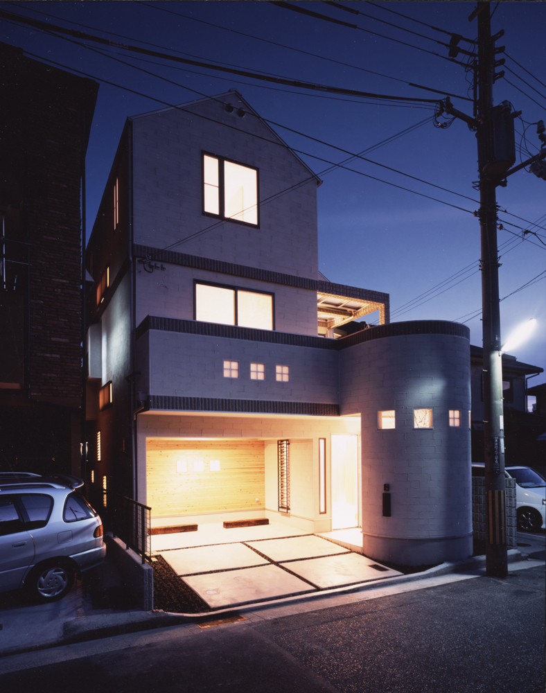 外壁にレンガのようなテクスチャーをつけた、かわいらしいお城のような外観