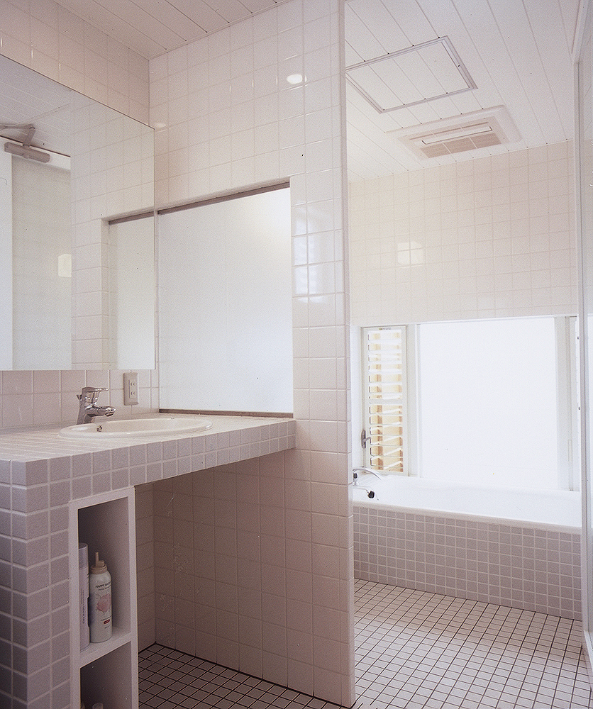 床壁天井全ての共通にした、バスルームにある洗面所のような空間