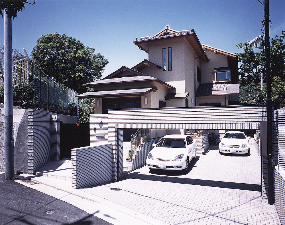現代風門扉と純和風の建物が、調和のとれている外観