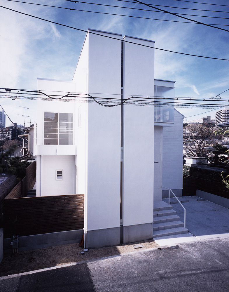 ホワイトを基調に、縦ラインのスリットなどでアクセントをつけた外観