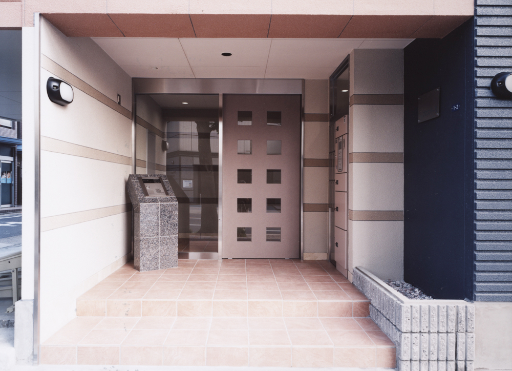 均等に並んだ四角いガラス窓がポイントの自動ドア