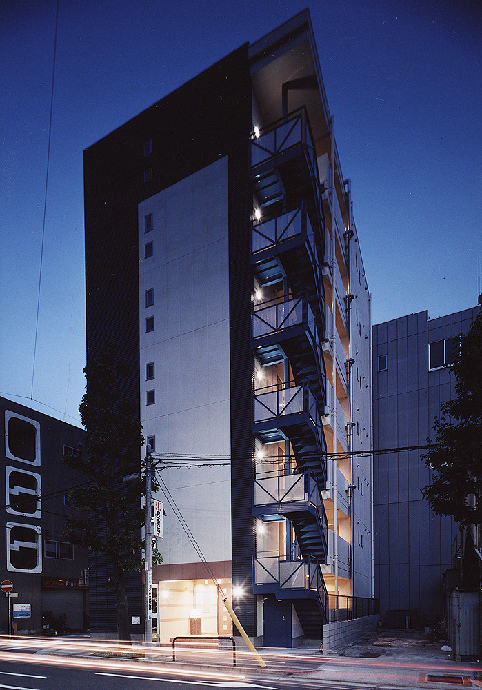 非常階段もデザイン性が高い、夜空に向かって伸びるような佇まいの外観