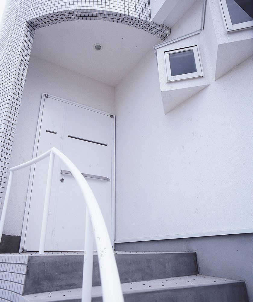 アール使いが多い外観に、モザイクタイルがキュートさをアピールする