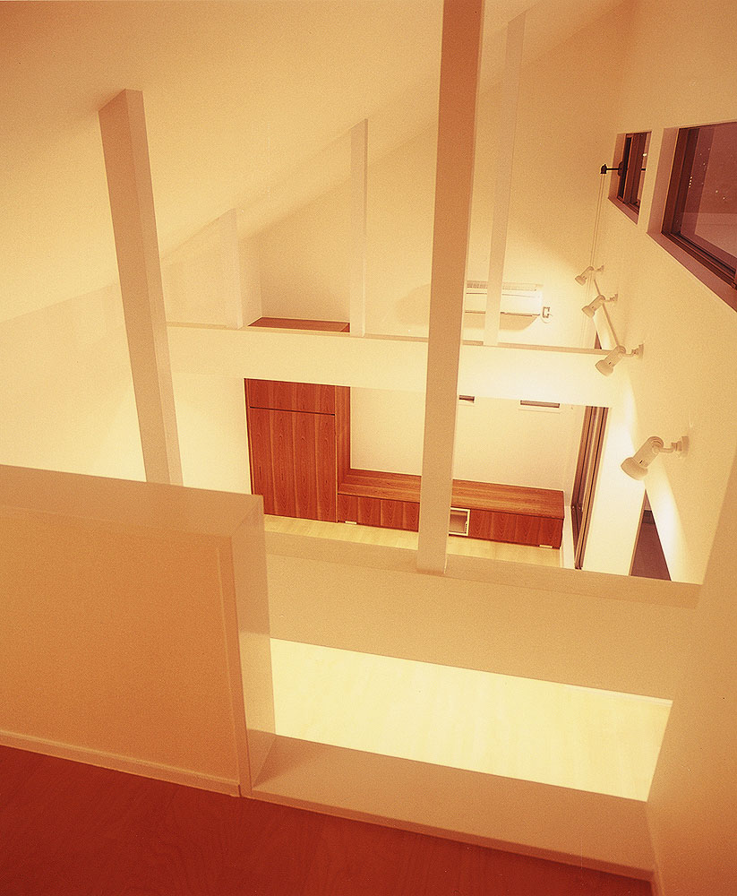 壁面スポットライトが、柱や梁にあたり、ムードある光と影を演出する