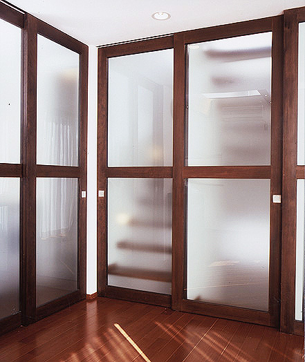 フロストガラスでできた引き戸を閉めると、独立した空間になる玄関ホール