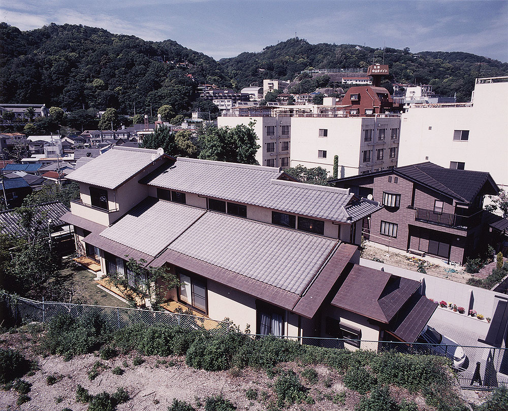 いぶし瓦を使用した、純和風に仕立てた奥行きのある外観