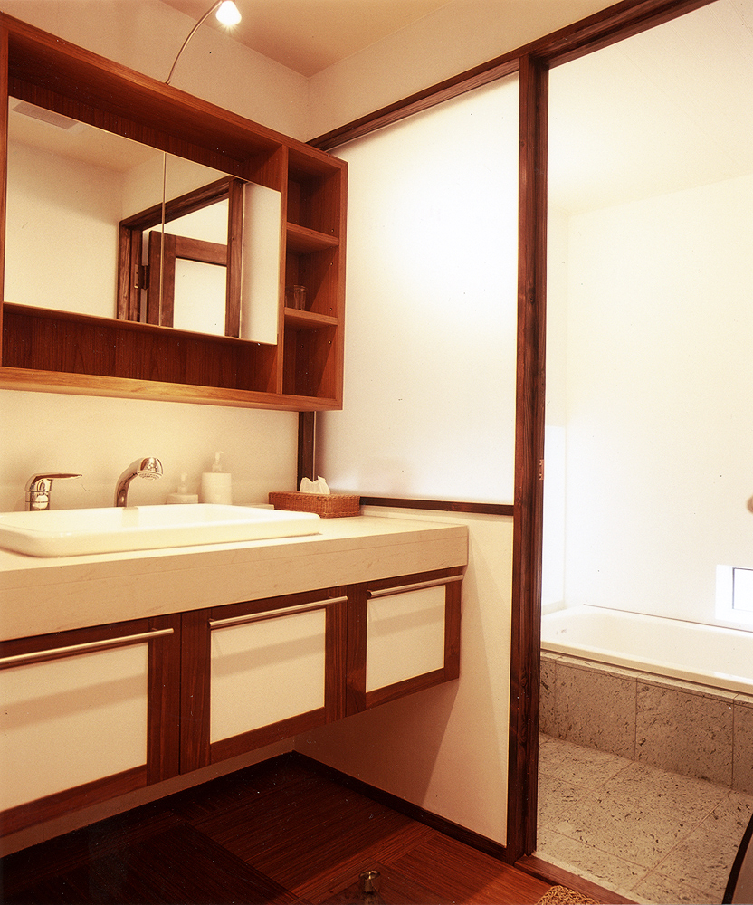 風情ある高級旅館のような雰囲気でまとめた、木調がやさしい洗面所・浴室