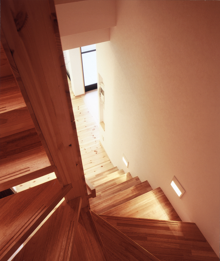 裸足で木のぬくもりを感じたくなる、無垢材をふんだんに使用したフローリング・階段