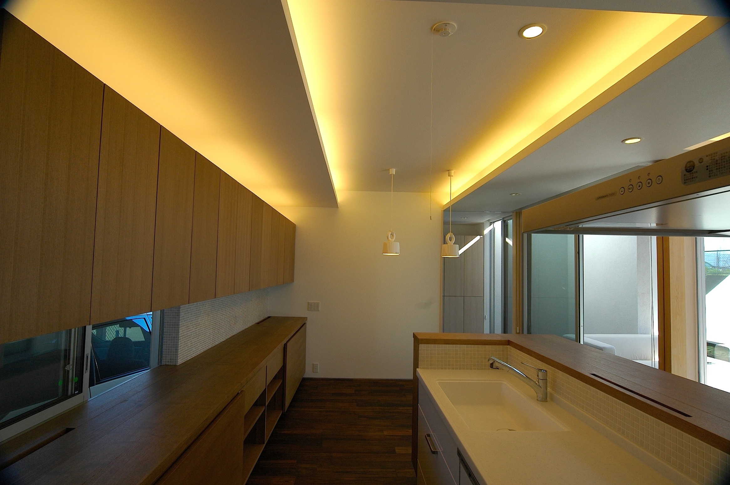 天井の間接照明によって それぞれの場所に分かれたワンルーム Fevecasa フェブカーサ