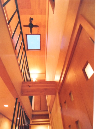 トップライトのある吹抜けの階段
