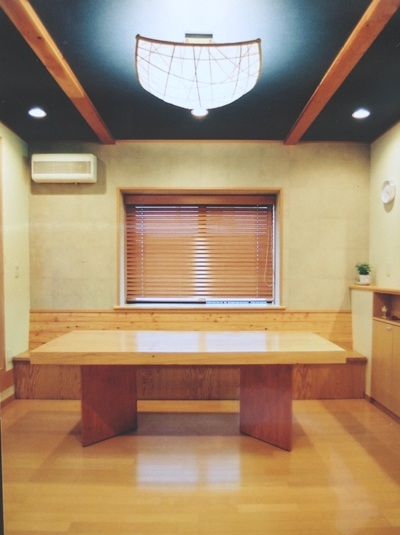 梁材を加工した無垢厚板のダイニングテーブル