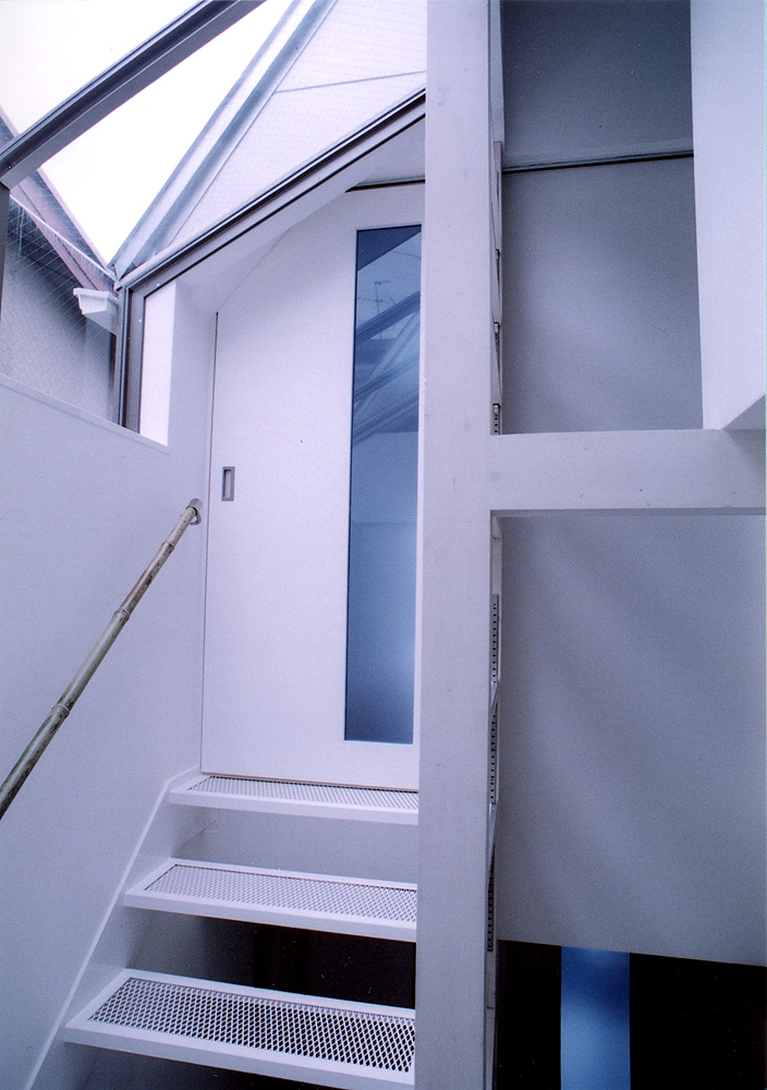 トップライトから入る光を、グレーチングメタルの踏面から各フロアに注ぐ階段