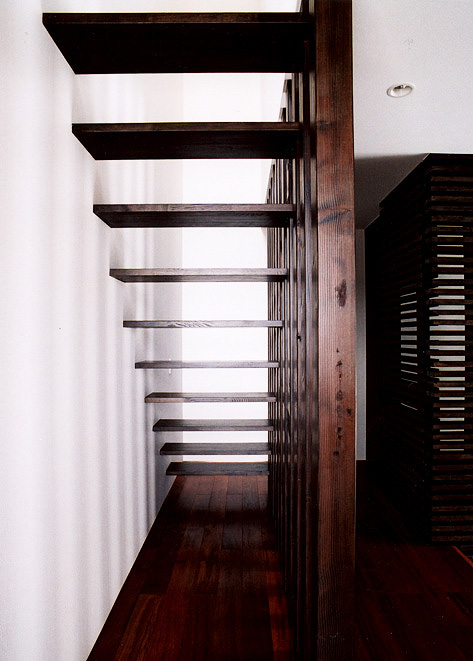 落ち着いた「侘び」を感じる、経年変化が楽しみな階段