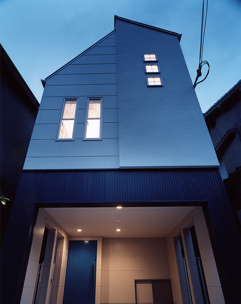 厳しい高さや敷地条件の中で、仕上げで遊び心を表現した外観