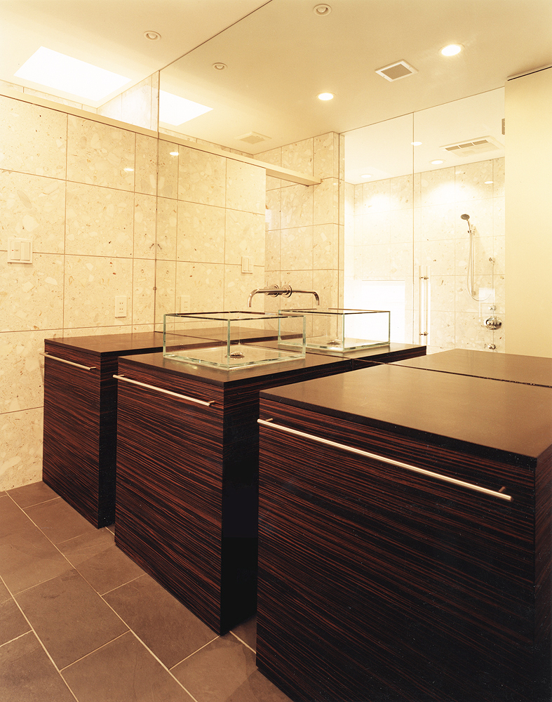 「石」「木」「スチール」の調和がとれた、ホテルのような洗面所