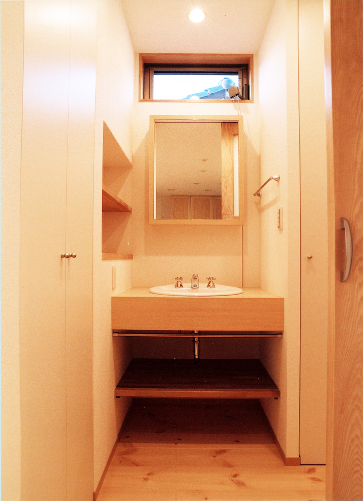 コンパクトながら、壁面や洗面下に収納をたっぷりと設けた洗面所