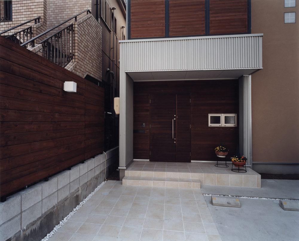 隣地とのブロック塀を活かして作った、高さのあるシックな木塀