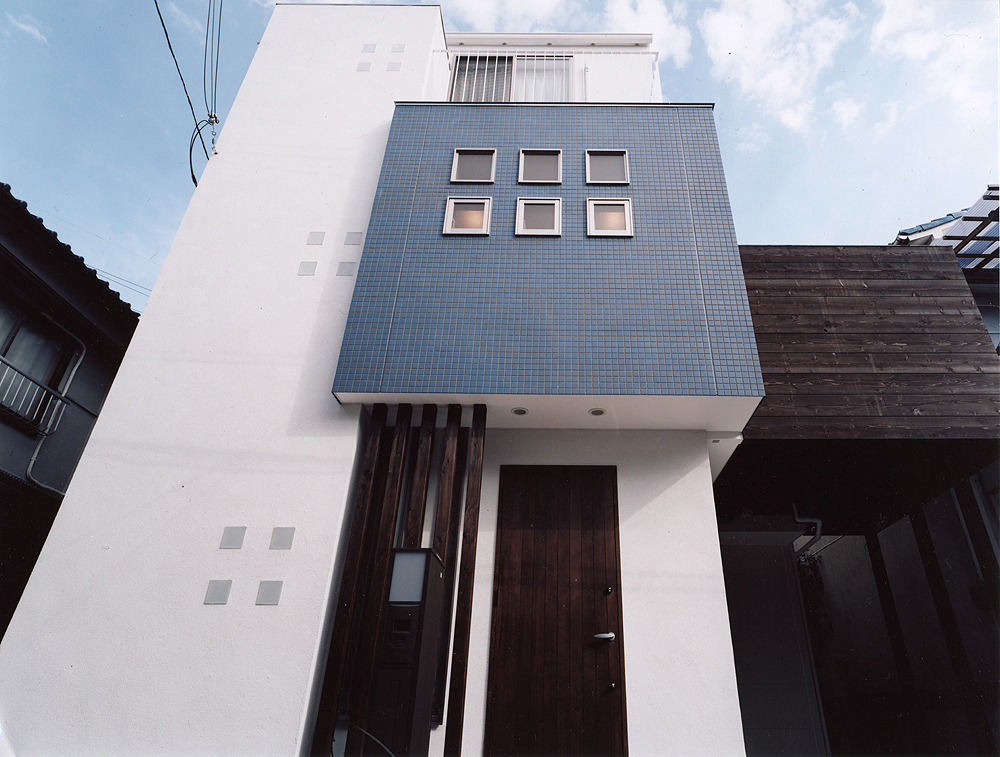 かわいらしい小さな小窓が規則正しく並ぶ、イタリアンカントリーテイストの外観