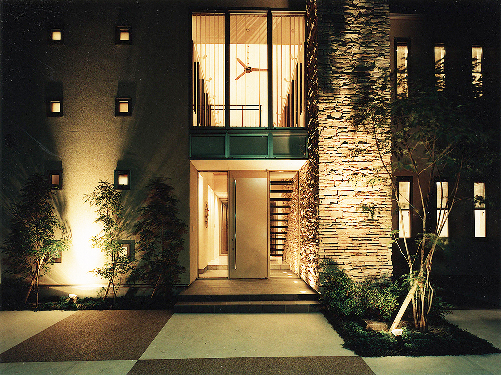 中外と繋ぐ人造石貼の壁と７メートルある吹き抜けが、日本住宅とは思えないダイナミックな外観